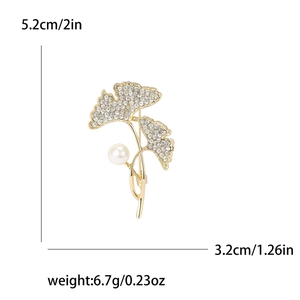 Elegante ginkgoblad broche met kristallen en parel, afmeting 5,2cm bij 3,2cm