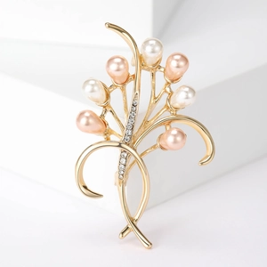 Dettaglio ravvicinato di un'elegante spilla a fiore con perle rosa e strass lucenti