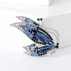 Vue détaillée de la broche papillon avec strass bleus et placage en alliage d'argent