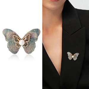 Broche papillon élégante avec ailes dégradées bleu-violet et incrustation de perles
