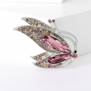 Détail de broche papillon avec cristaux roses et strass scintillants multicolores