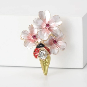 Broche fleur et coccinelle élégante avec fleurs en émail rose et cristaux brillants