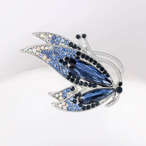 Détail de la broche papillon avec pierres marquises bleu foncé et cristaux scintillants
