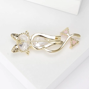 Fashionable cartoon cat brooch with zircon inlay and gold finish for women's clothing