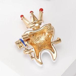 Creative crown and tooth enamel brooch pin in gold-plated alloy with white oil drip finish