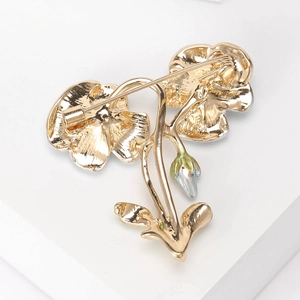 Rückansicht der goldenen Kamelien-Brosche mit robuster Metallnadel für Mäntel und Anzüge
