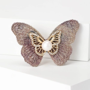 Broche papillon élégante en tissu violet avec ailes en cristal doré et perle