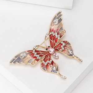 Détail de la broche papillon avec ailes en émail et pierre précieuse rose en goutte