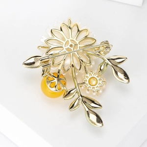 Élégante broche marguerite avec épingle dorée et pétales en nacre blanche