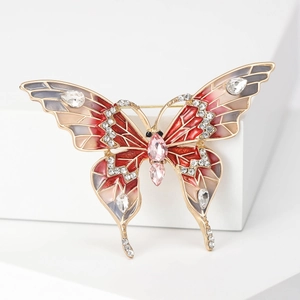 Gros plan détaillé d'une broche papillon avec émail dégradé coloré et strass brillants