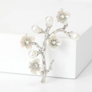 Elegante spilla a fiore con perle e cristalli su ramo argentato per abiti femminili