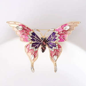 Détail macro d'une broche papillon en émail avec dégradé violet et cristaux brillants