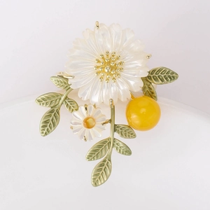Broche fleur marguerite élégante avec pétales de nacre et perle jaune dorée