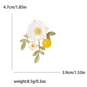Broche marguerite élégante avec feuilles en émail vert et dimensions de 4,7 cm x 3,9 cm