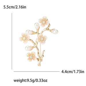 Elegante spilla a fiori di pesco con perle dorate, accessorio moda floreale