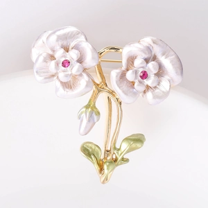 Makro-Detail der Kamelien-Blütenbrosche mit weißen Blüten, rosa Strass und Goldstiel