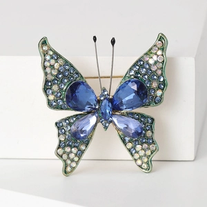Detailansicht der Schmetterlingsbrosche mit blauen Tropfenkristallen und Glitzersteinen