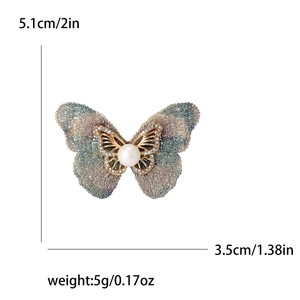 Broche papillon élégante en tissu avec ailes dégradées cristaux et détails perles