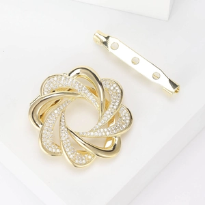 Broche fleur dorée élégante avec zircons micro-pavés et design de pétales en spirale