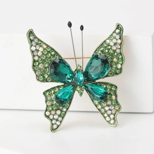 Exquisite Schmetterlingsbrosche mit grünen Kristallen und Strass auf weißem Display