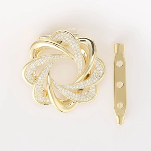 Exquise broche fleur plaquée or avec micro-pavage en zircone sur fond blanc épuré