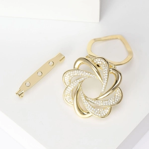 Élégante broche fleur dorée avec micro-pavage en zircone et une longue épingle de fixation