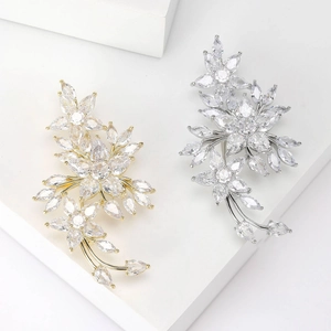 Broche en Cuivre Zirconia Fleur de Prunier Élégante Broche Corsage pour Manteaux Robe Femmes Bijoux de Mode Accessoires