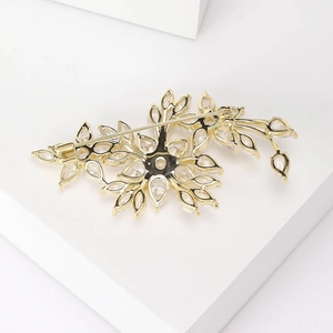 Élégante broche fleur de prunier en cristal avec base dorée et zircons pour col de manteau