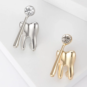Spilla Creativa in Lega a Forma di Dente e Specchio Dentale Con Strass Simpatico Distintivo Medico per Medico Infermiere Regalo