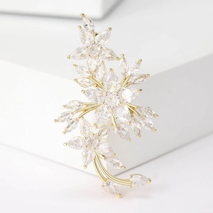 Détail de la broche fleur de prunier dorée en cristal avec zircons marquise et micro-pavé