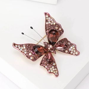 Makrodetail der luxuriösen Schmetterlingsbrosche mit lila Kristallen und Strass