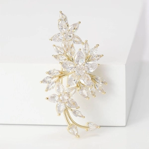Broche fleur de prunier en cristal élégante avec zircons et design floral plaqué or