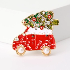 Detailaufnahme der Weihnachtsauto-Brosche mit Strasssteinen und Perlenrädern