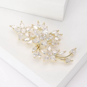 Détail de la broche fleur de prunier en cristal avec finition or et micro-incrustations