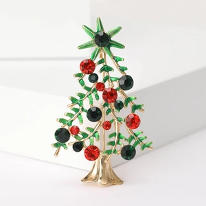 Détail de la broche sapin de Noël avec émail vert et strass colorés scintillants