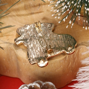 Rückansicht der goldenen Weihnachtsbaum Brosche mit Legierungsstruktur und Sicherheitsnadel
