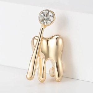 Spilla creativa dorata a forma di dente e specchio dentale con cristallo brillante