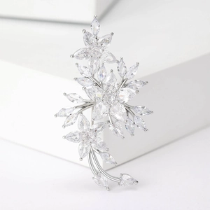 Détail de la broche fleur en argent avec incrustation de zircons cubiques brillants