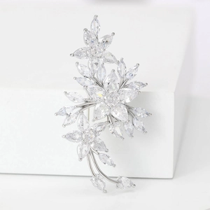 Élégante broche fleur de prunier en cristal et oxydes de zirconium sur support blanc