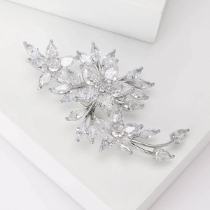 Détail de l'élégante broche fleur de prunier en argent avec cristaux scintillants