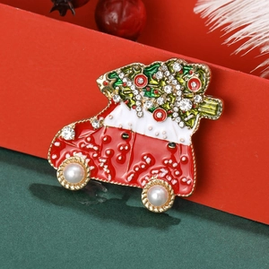Weihnachtsauto-Brosche mit Tannenbaum, Perlenrädern und funkelnden Emaille-Details