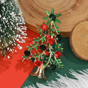 Broche sapin de Noël élégante avec strass rouges et verts sur socle en alliage doré