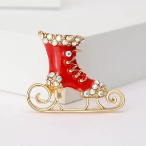 Detalle del broche de patín de hielo en esmalte rojo con cristales y fondo minimalista