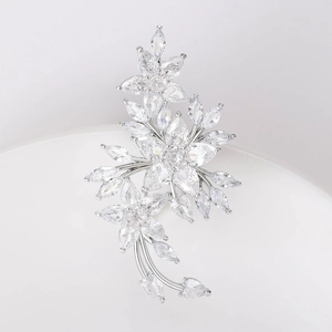 Vue macro d'une broche fleur de prunier en cristal avec des détails en zircone cubique