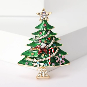 Dettaglio di una spilla albero di Natale con smalto verde, strass e decori festivi
