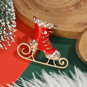 Elegante broche de patines de Navidad con esmalte rojo y brillantes diamantes de imitación