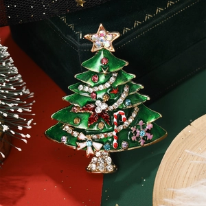 Dettaglio ravvicinato della spilla ad albero di Natale in smalto verde con strass colorati