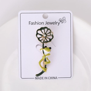 Détail de la broche grenouille sur tige de lotus avec émail vert et strass étincelants