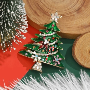 Dettaglio ravvicinato di una spilla ad albero di Natale con strass colorati su sfondo festivo