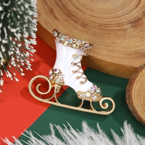 Broche de patines de Navidad con pedrería colorida en un fondo festivo elegante